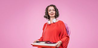 Mitra Kassai: “Die Welt gehört allen, den Jungen wie den Alten” DJ RITA aka Mitra Kassai feiert mit 59plus mit "Oll inklusiv präsentiert die Halbpension" die erste Seniorendisco (Credit : Katja Ruge / Thomas Koch)