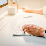 Wir bewegen uns alle inzwischen viel in der digitalen Welt. Auch hier gilt es unbedingt zusätzliche Sicherheitsmechanismen zu installieren, damit man vor Zugriffen von außßen geschützt ist. Bildquelle: © Austin Distel / Unsplash.com