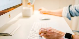 Onlinebanking hat zahlreiche Vorteile Wir bewegen uns alle inzwischen viel in der digitalen Welt. Auch hier gilt es unbedingt zusätzliche Sicherheitsmechanismen zu installieren, damit man vor Zugriffen von außßen geschützt ist. Bildquelle: © Austin Distel / Unsplash.com