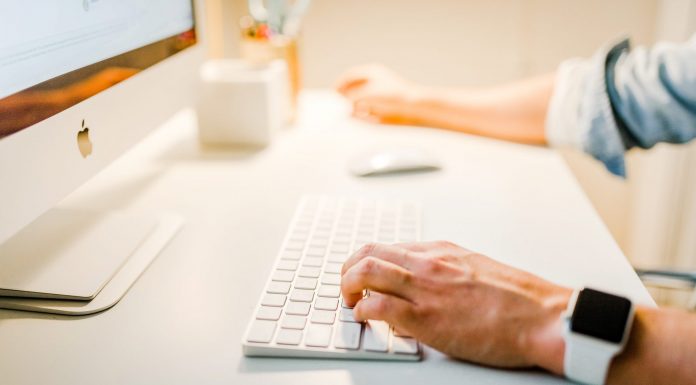 Onlinebanking hat zahlreiche Vorteile Wir bewegen uns alle inzwischen viel in der digitalen Welt. Auch hier gilt es unbedingt zusätzliche Sicherheitsmechanismen zu installieren, damit man vor Zugriffen von außßen geschützt ist. Bildquelle: © Austin Distel / Unsplash.com