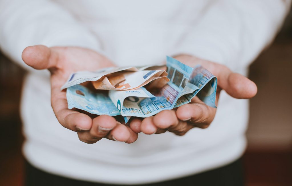 Wir Deutschen lieben unser Bargeld und tun uns schwer uns davon zu verabschieden. Bildquelle: © Christian Dubovan / Unsplash.com