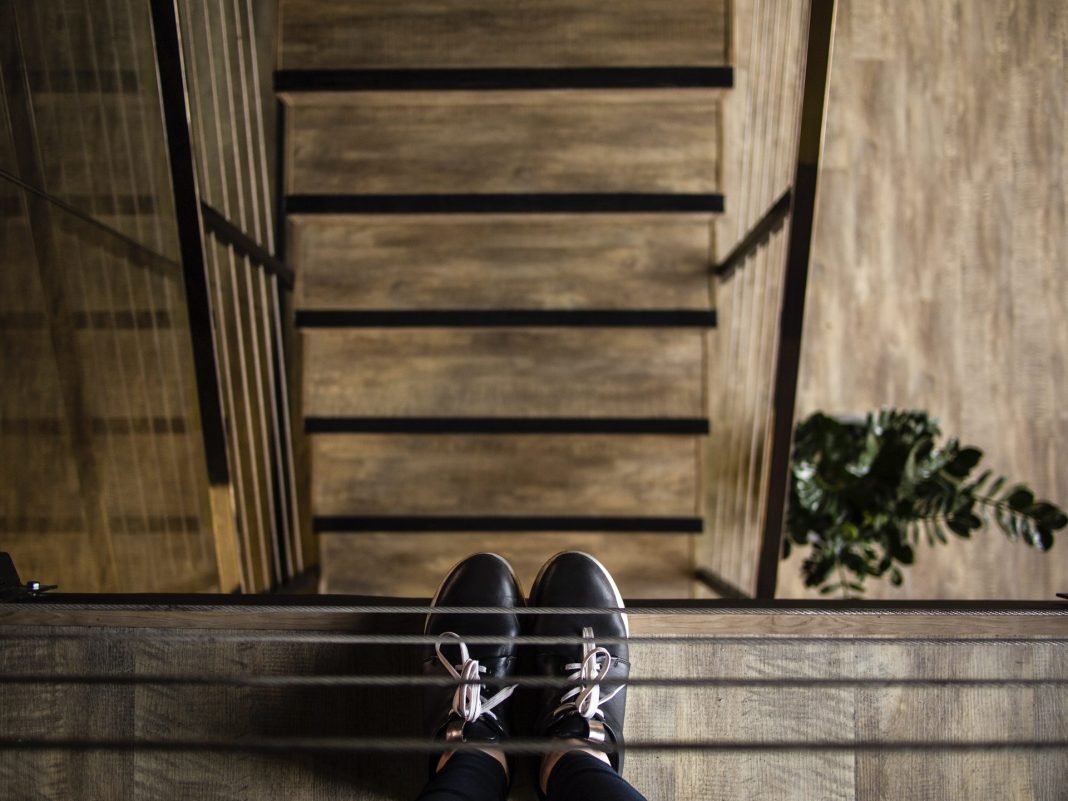 Der Treppenlift ist eine wertvolle Alternative, um möglichst lange in den eigenen vier Wänden wohnen zu können. Bildquelle: © Daria Nepriakhina / Unsplash.com