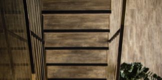 Treppenlifte für Senioren: Welcher ist der richtige für Sie? Der Treppenlift ist eine wertvolle Alternative, um möglichst lange in den eigenen vier Wänden wohnen zu können. Bildquelle: © Daria Nepriakhina / Unsplash.com