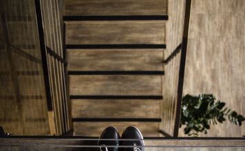 Treppenlifte für Senioren: Welcher ist der richtige für Sie? Der Treppenlift ist eine wertvolle Alternative, um möglichst lange in den eigenen vier Wänden wohnen zu können. Bildquelle: © Daria Nepriakhina / Unsplash.com