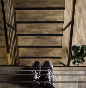 Treppenlifte für Senioren: Welcher ist der richtige für Sie? Der Treppenlift ist eine wertvolle Alternative, um möglichst lange in den eigenen vier Wänden wohnen zu können. Bildquelle: © Daria Nepriakhina / Unsplash.com