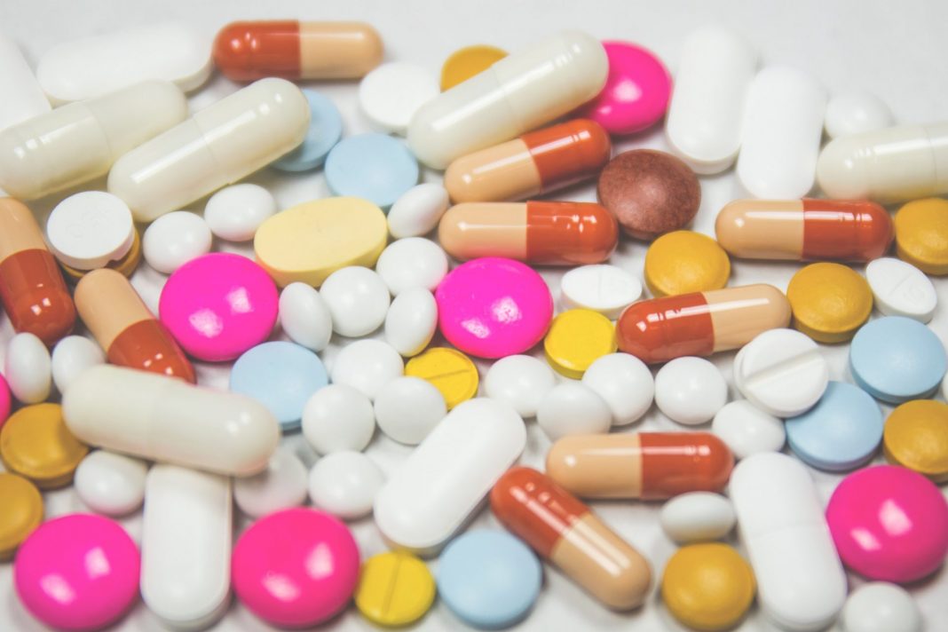 Die Einnahme von Medikamenten kann durch kleine Alltagshelfer deutlich überschaubarer gemacht werden. Bildquelle: © Freestocks Org / Unsplash.com
