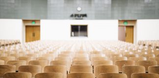 Universität 3. Lebensalter, Gasthörer oder Seniorenuni – Studieren im Alter Heute sind Studenten im Alter 59plus keine Seltenheit mehr im Hörsaal. Bildquelle: © Nathan Dumlao / Unsplash.com