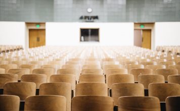 Universität 3. Lebensalter, Gasthörer oder Seniorenuni – Studieren im Alter Heute sind Studenten im Alter 59plus keine Seltenheit mehr im Hörsaal. Bildquelle: © Nathan Dumlao / Unsplash.com