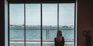 Demenz-Fibel: Demenz und Migration Der Umgang mit Demenz stellt auch andere Kulturkreise vor große Herausforderungen. Bildquelle: © Maria Teneva / Unsplash.com