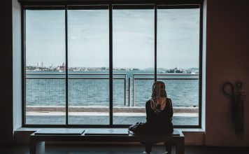 Demenz-Fibel: Demenz und Migration Der Umgang mit Demenz stellt auch andere Kulturkreise vor große Herausforderungen. Bildquelle: © Maria Teneva / Unsplash.com