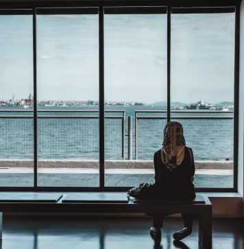 Demenz-Fibel: Demenz und Migration Der Umgang mit Demenz stellt auch andere Kulturkreise vor große Herausforderungen. Bildquelle: © Maria Teneva / Unsplash.com