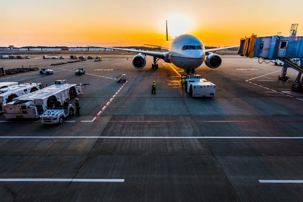 Bereits im Flieger sollte man gut vorbereitet sein, denn dort besteht nicht selten die Gefahr sich eine ordentliche Erkältung einzufangen. Bildquelle: © Ken Yam / Unsplash.com