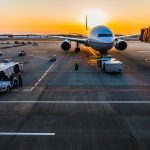 Bereits im Flieger sollte man gut vorbereitet sein, denn dort besteht nicht selten die Gefahr sich eine ordentliche Erkältung einzufangen. Bildquelle: © Ken Yam / Unsplash.com