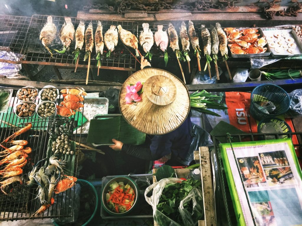 Wer die asiatische Küche mag, kommt natürlich in Thailand kulinarisch voll auf seine Kosten. Bildquelle: © Lisheng Chang / Unsplash.com