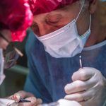 Nicht selten wird bei Arthrose eine Operation empfohlen. Bildquelle: © Olga Guryanova / Unsplash.com
