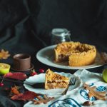 Herbstliche Dekoration und Kuchen mit Nüssen und ähnlichen Früchten runden den Geburtstagstisch ab. Bildquelle: © Dilyara Garifullina / Unsplash.com