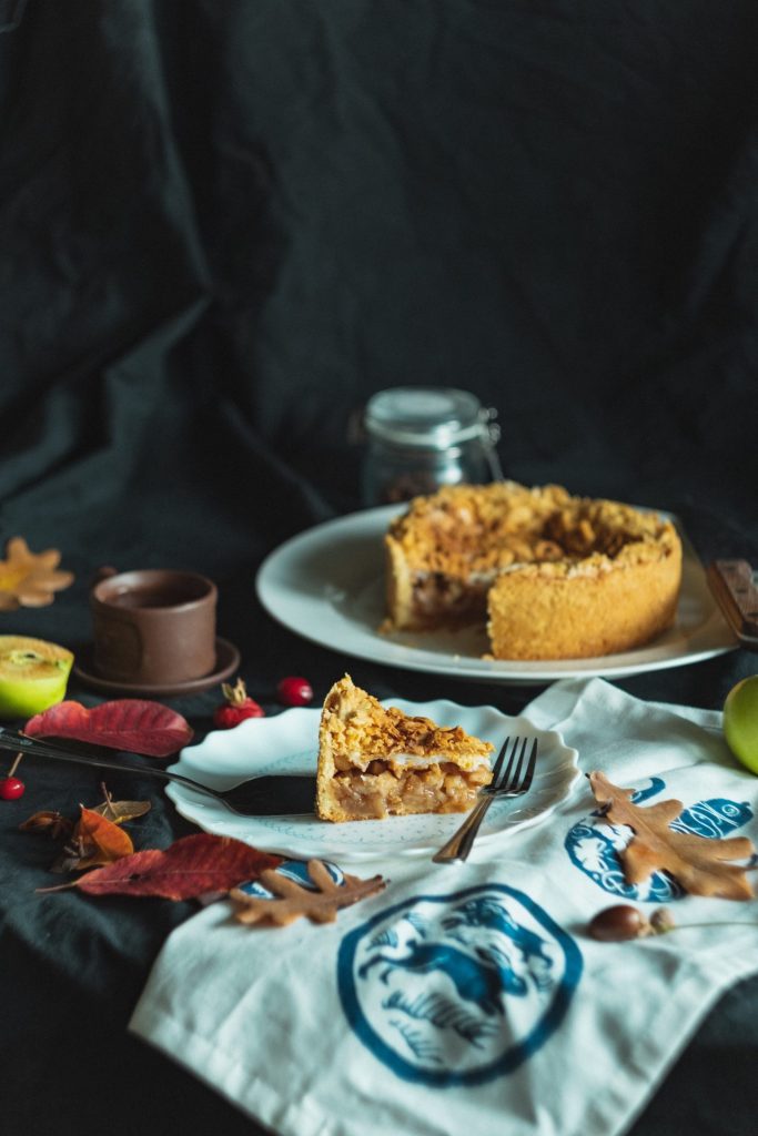 Herbstliche Dekoration und Kuchen mit Nüssen und ähnlichen Früchten runden den Geburtstagstisch ab. Bildquelle: © Dilyara Garifullina / Unsplash.com