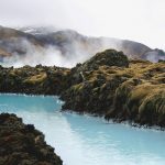Ort des Geschehens in der Produktion “Verliebt auf Island” ist natürlich auch die wunderschöne Natur auf Island. In diesem Fall die Blaue Lagune. Bildquelle: © Daniel Schoibl / Unsplash.com