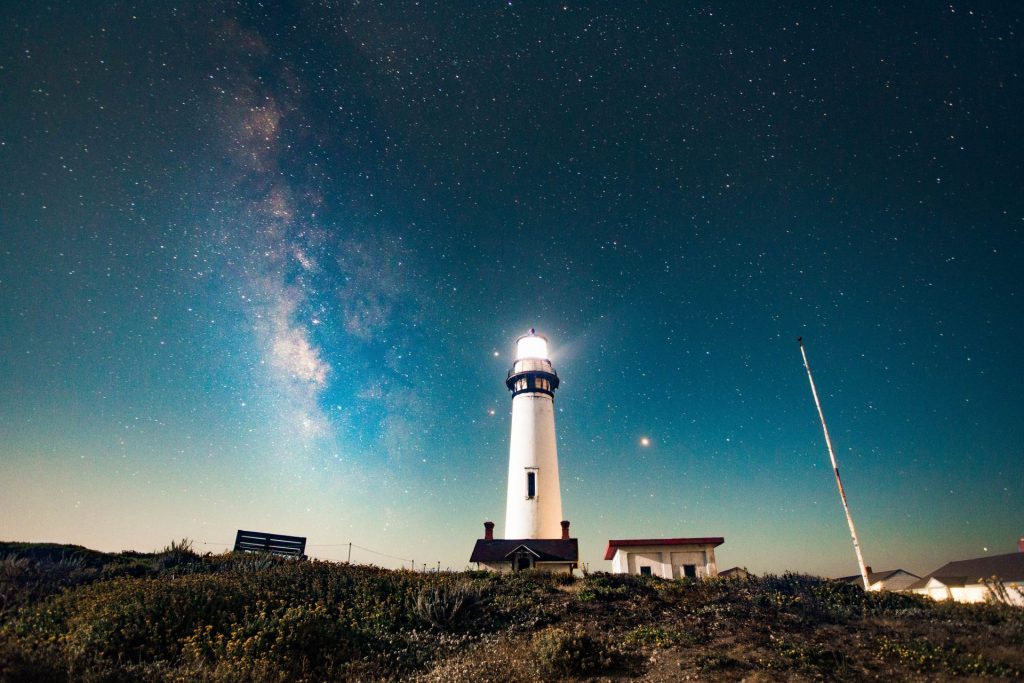 Ähnlich wie ein Leuchtturm, kann eine durchdachte Wohnungsanpassung dem an Demenz erkrankten Menschen viel mehr Orientierung geben. Bildquelle: © Allen Cai / Unsplash.com