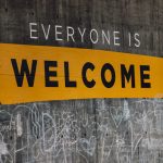Im Hispi in Düsseldorf ist jeder herzlich Willkommen, der das Projekt aktiv und ehrenamtlich unterstützen möchte. Bildquelle: © Katie Moum / Unsplash.com