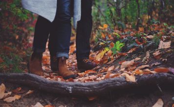 Auf gesunden Füßen durch die Herbstzeit Das richtige und optimal sitzende Schuhwerk ist entscheidend für das Wohlbefinden unserer Füße. Bildquelle: © Takahiro Sakamoto / Unsplash.com