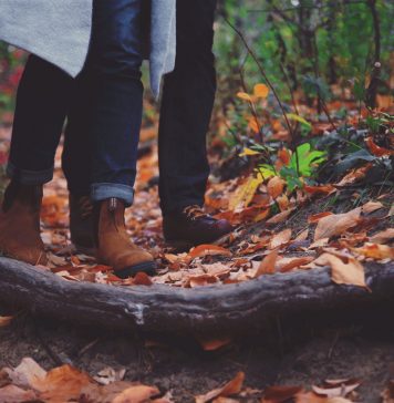 Auf gesunden Füßen durch die Herbstzeit Das richtige und optimal sitzende Schuhwerk ist entscheidend für das Wohlbefinden unserer Füße. Bildquelle: © Takahiro Sakamoto / Unsplash.com