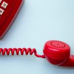 Warum schwer, wenn es doch einfacher geht. Mit einem Seniorentelefon können wir uns den Alltag deutlich erleichtern. Bildquelle: © Miryam Leo / Unsplash.com