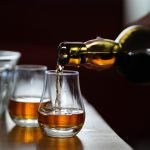 Whisky ist inzwischen nicht nur ein Getränk, sondern durchaus eine ganz eigene Philosophie. Bildquelle: © Dylan de Jonge / Unsplash.com