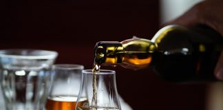 Whisky für Anfänger: Ein Crashkurs Whisky ist inzwischen nicht nur ein Getränk, sondern durchaus eine ganz eigene Philosophie. Bildquelle: © Dylan de Jonge / Unsplash.com