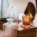 Natürlich trinkt das Auge immer ein Stück weit mit. Das richtige Glas ist für einen guten Whisky natürlich ebenfalls entscheidend. Bildquelle: © Marc Babin / Unsplash.com