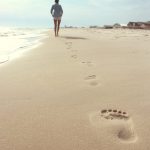 Wir sollten unseren Füßen auch immer mal wieder eine Auszeit gönnen. Bildquelle: © Zack Minor / Unsplash.com