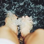 Unser ganzes Leben stehen wir auf unseren Füßen. Gerade deswegen sollten wir sehr pfleglich mit ihnen umgehen. Bildquelle: © Ze Zorzan / Unsplash.com