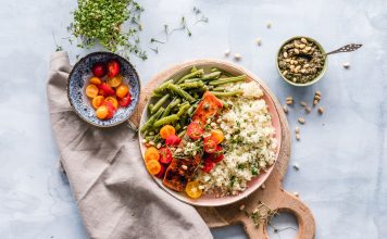 Buchtipp: Intuitiv kochen von Nikit Segnit Neue Rezepte ausprobieren und sich somit die fernen Länder in die eigene Küche holen, das gelingt mit dem kostenlosen E-Kochbuch von Sybille Schönberger. Bildquelle: © Unsplash.com/@ellaolsson