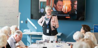 Mit Mut und Freude hinaus in die digitale Welt Dagmar Hirche versilbert das Netz nun schon seit einigen Jahren und hat nun auch ein Buch dazu veröffentlicht. Bildquelle: Wege aus der Einsamkeit e. V.