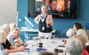 Mit Mut und Freude hinaus in die digitale Welt Dagmar Hirche versilbert das Netz nun schon seit einigen Jahren und hat nun auch ein Buch dazu veröffentlicht. Bildquelle: Wege aus der Einsamkeit e. V.