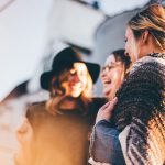 Eine wirklich wahre Freundschaft zeigt sich beim gemeinsamen Shoppen, wenn man ehrlich und aufrichtig berät. Bildquelle: © Priscilla du Preez / Unsplash.com