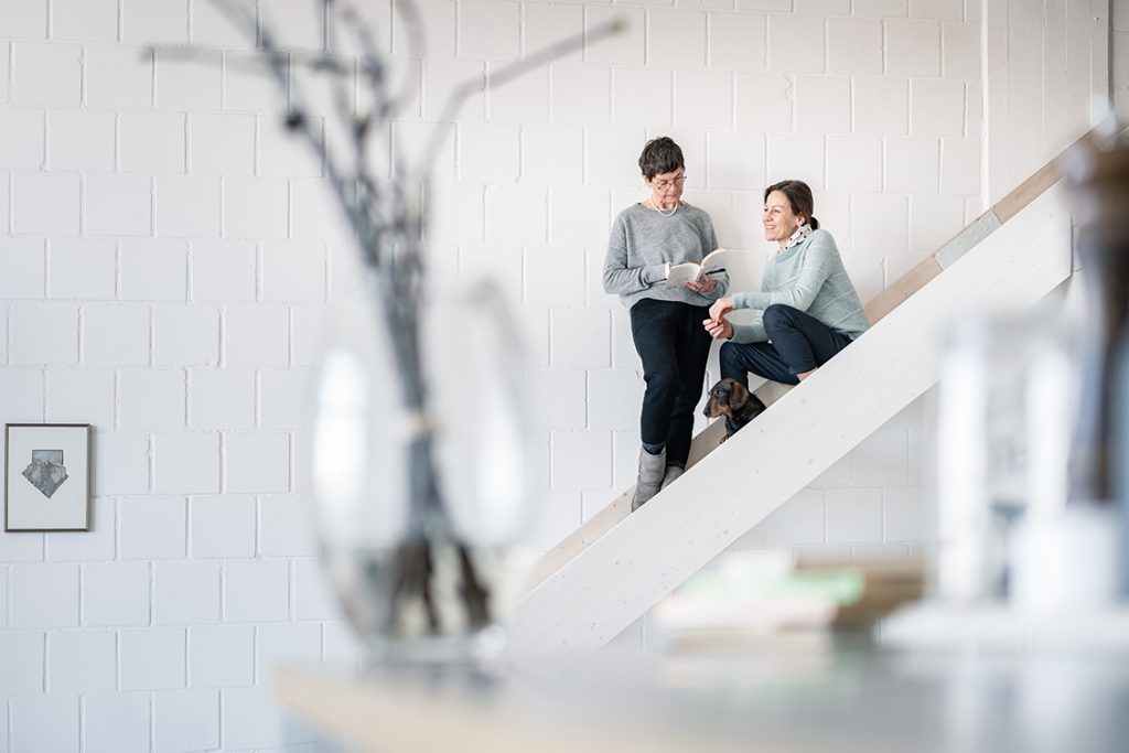 Franca Pilz und Katharina Martini laden Sie herzlich zum Lesen im Loft ein. Bildquelle: © Lesen im Loft