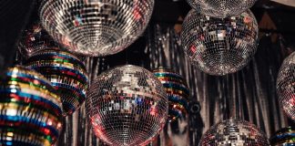 59plus-Disco mit DJ Theo Fitsos Feiern Sie mit uns die 59plus-Disco 2020. Quelle: Unsplash