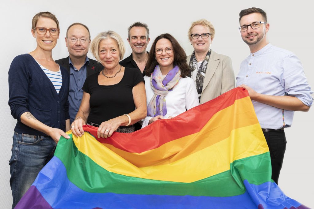 Dr. Inka Wilhelm (1. von links) und Eva Bujny (3. von links) sind maßgeblich an dem Aufbau der Fachstelle "Altern unterm Regenbogen" verantwortlich. Bildquelle: © "Altern unterm Regenbogen"