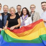 Dr. Inka Wilhelm (1. von links) und Eva Bujny (3. von links) sind maßgeblich an dem Aufbau der Fachstelle “Altern unterm Regenbogen” verantwortlich. Bildquelle: © “Altern unterm Regenbogen”