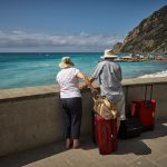 Der Rollkoffer ist auf Reisen vor allem wegen seiner leichten Beweglichkeit sehr beliebt. Bildquelle: © Vidar Nordli Mathisen / Unsplash.com