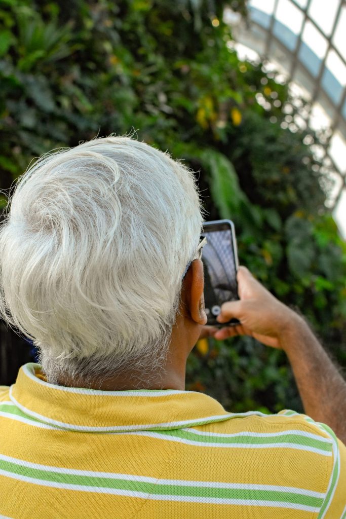 Dank einer Haartransplantation sich wieder wohlfühlen und am gesellschaftlichen Leben teilnehmen. Bildquelle: © Gervyn Louis / Unsplash.com