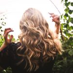 Wenn die Haare dünn und grau werden, dann nagt das nicht selten an unserem Selbstwertgefühl. Es gibt jedoch heutzutage innovative Möglichkeiten sich seine Haarpracht zu erhalten. Bildquelle: © Tim Mossholder / Unsplash.com