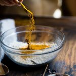 Vor allem in der indischen Küche ist Kurkuma sehr beliebt. Es kann aber auch über Nahrungsergänzungsmittel dem Körper zugeführt werden. Bildquelle: © Taylor Kiser / Unsplash.com