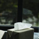 Für diejenigen die unter Heuschnupfen leiden ein ständiger Begleiter – Taschentücher. Bildquelle: © Raphiell Alfaridzy / Unsplash.com