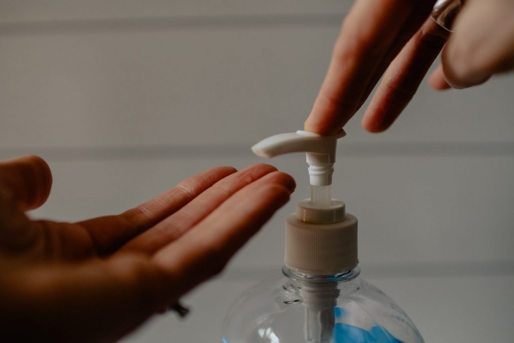 Ausgiebiges Händewaschen und Abstand halten sind aktuell der richtige Umgang mit dem Coronavirus. Bildquelle: © Kelly Sikkema / Unsplash.com