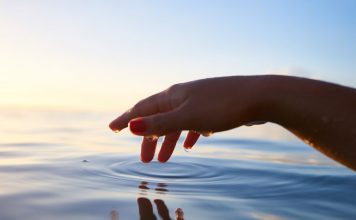 Sauna im Freien – was gilt es zu beachten Alternative Heilmethoden sind oftmals der bessere Weg zur sehr umstrittenen EKT Behandlung. Bildquelle: © Yoann Boyer / Unsplash.com