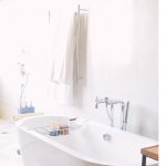 Modern bedeutet nicht gleich klat und ungemütlich. Vor allem im Bad wirkt Edelstahl oft sehr wertig. Bildquelle: © Phebe Tan / Unsplash.com