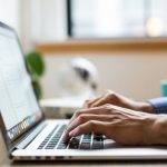 Mit unseren Laptops sind wir jederzeit in der Lage uns den Zugang in die digitale Welt zu verschaffen. Bildquelle: © Burst / Unsplash.com