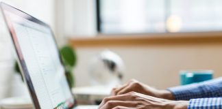 Unterwegs in der digitalen Welt – leichtgemacht für Jedermann Mit unseren Laptops sind wir jederzeit in der Lage uns den Zugang in die digitale Welt zu verschaffen. Bildquelle: © Burst / Unsplash.com